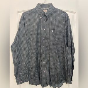Men’s long sleeve Cinch button down shirt.
